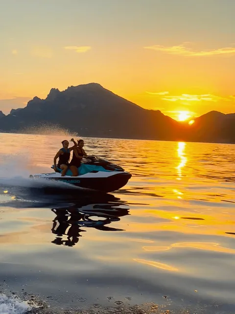 Randonnée jet ski au coucher du soleil face au massif de l'Esterel, baie de Cannes