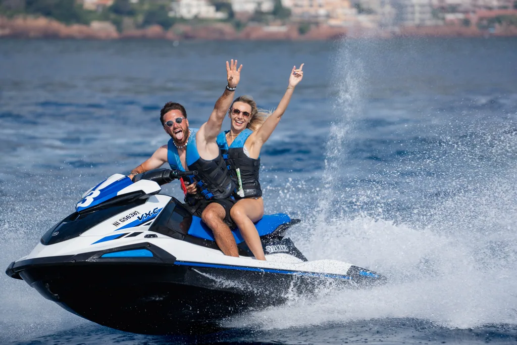 Location de jet ski sans permis à Mandelieu : deux amies dans le golfe de la Napoule