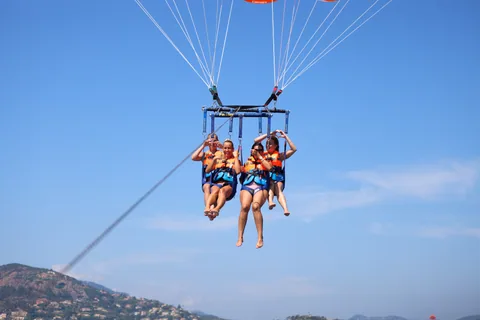 Vol en parachute ascensionnel à trois au-dessus de la baie de Cannes, près de Théoule-sur-Mer