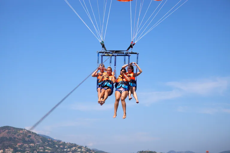 Vol en parachute ascensionnel à trois au-dessus de la baie de Cannes, près de Théoule-sur-Mer
