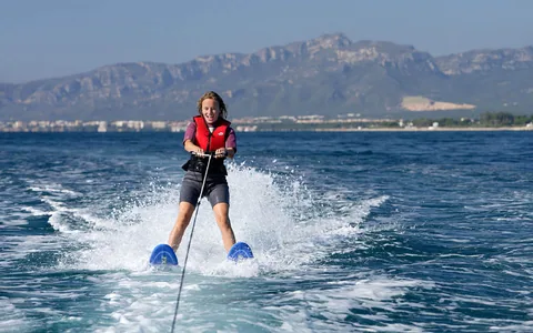 Ski nautique à Mandelieu : jeune skieuse devant le massif de l'Esterel