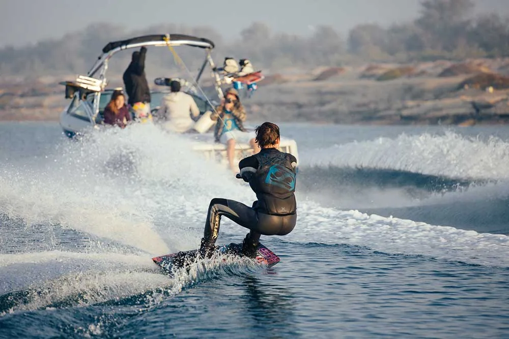 Wakeboard à Mandelieu – Théoule : rider dans le sillage du bateau
